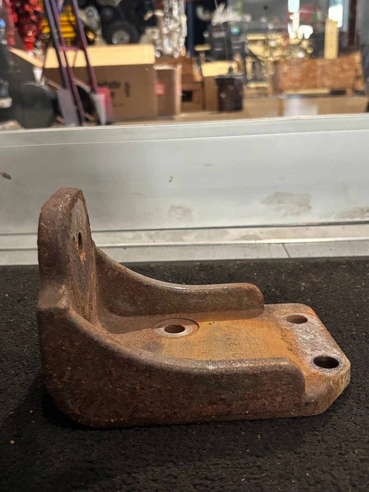 Peterbilt OEM Right Rear Engine Motor Mount off Detroit Series 60 01-26825-001