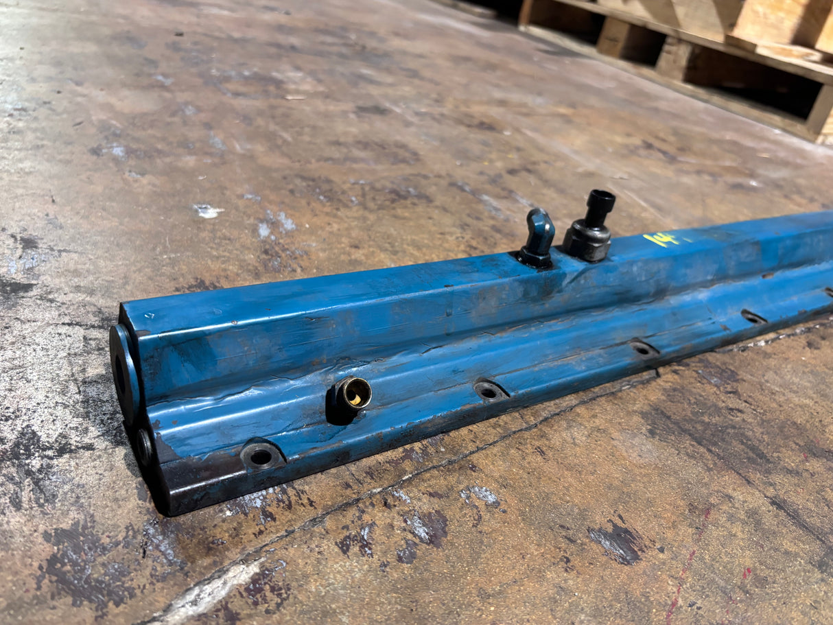 International dt466e diesel engine oil and fuel rail