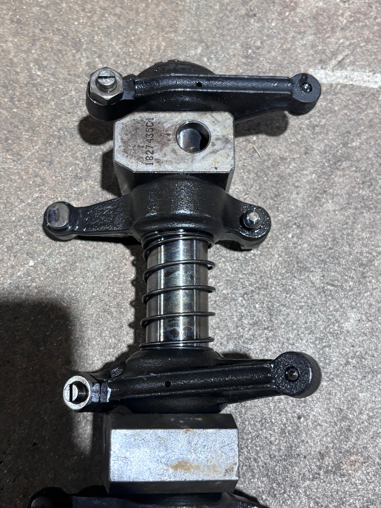 International DT466E Diesel Engine Rocker Assembly 1827435C1