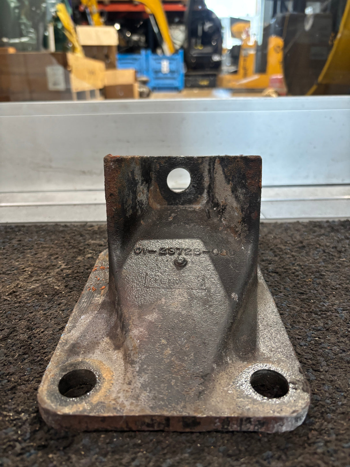 Freightliner Kenworth Engine Mount off Cummins ISM 01-23728-000