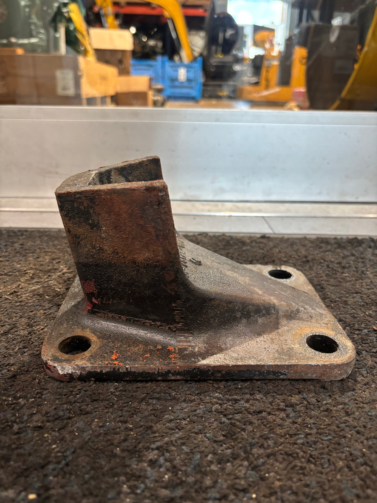 Freightliner Kenworth Engine Mount off Cummins ISM 01-23728-000