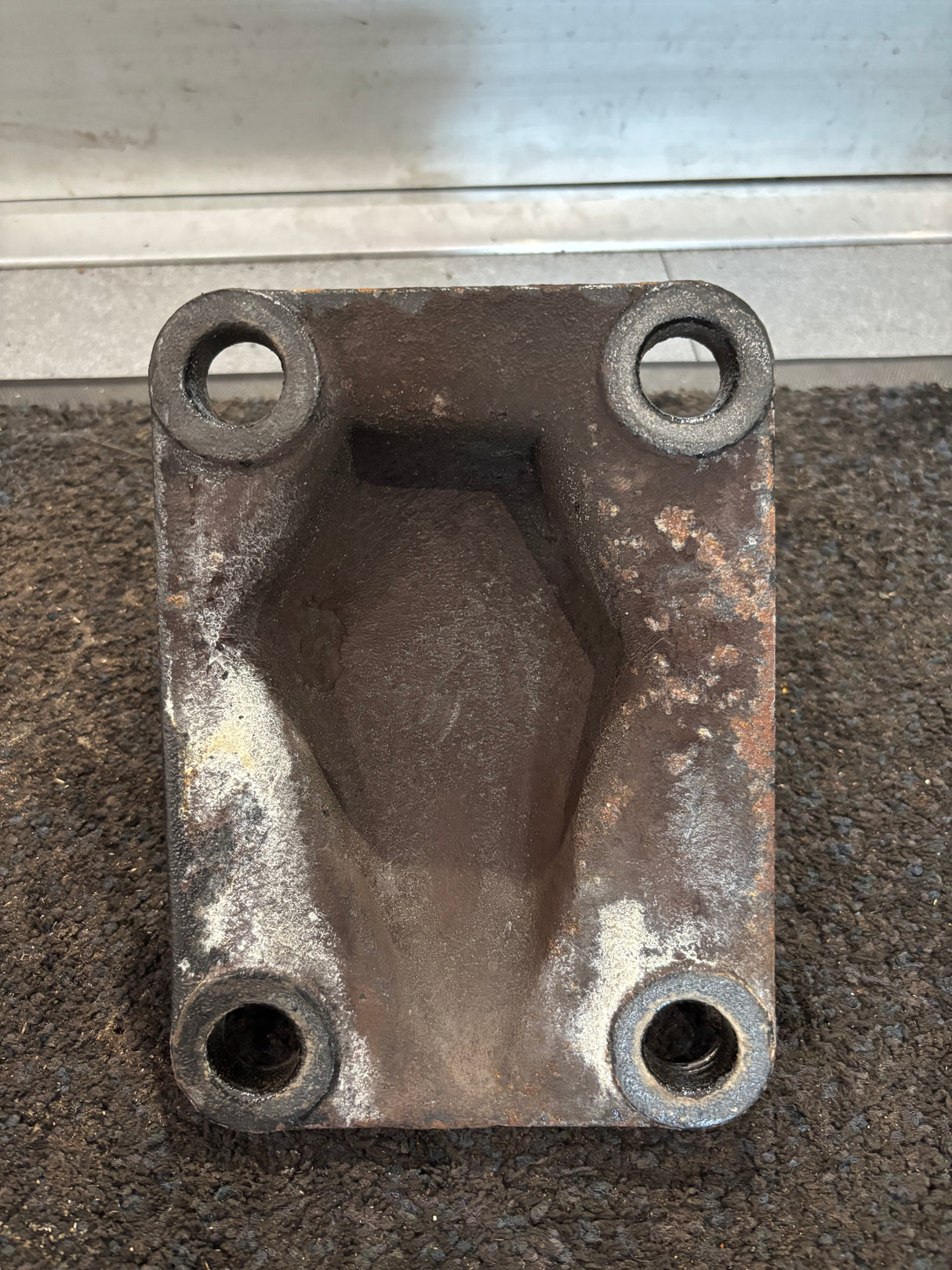 Freightliner Kenworth Engine Mount off Cummins ISM 01-23728-000