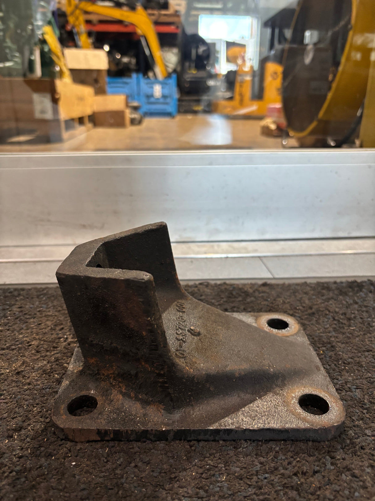 Freightliner Kenworth Engine Mount off Cummins ISM 01-23728-001