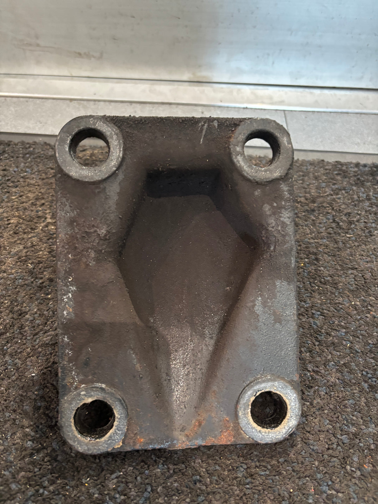 Freightliner Kenworth Engine Mount off Cummins ISM 01-23728-001