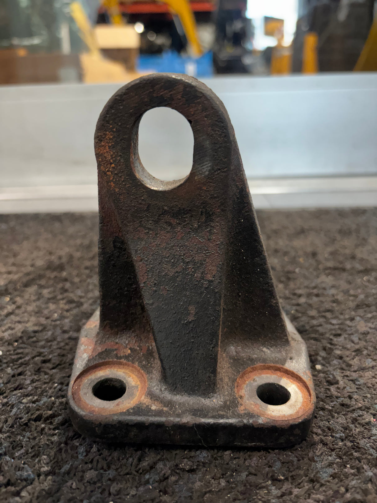 Freightliner M2 RH Rear Motor Mount 01-30509-001