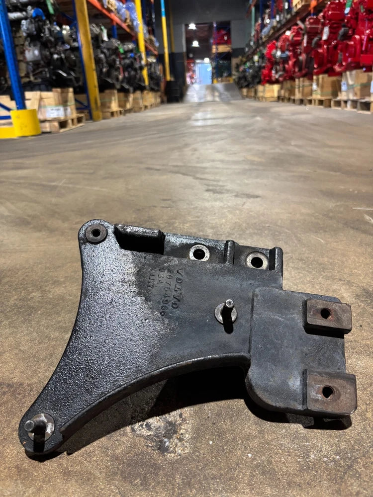 OEM Volvo Fan Hub Mounting Bracket for Cummins ISX Engine 20754966