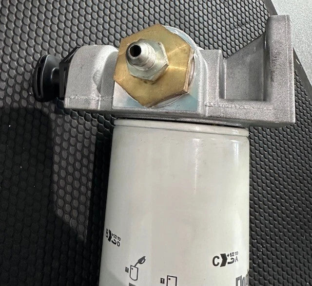 Cummins Fleetguard FS20022 Fuel Filter with Fuel Filter Head 3978133, 3978134