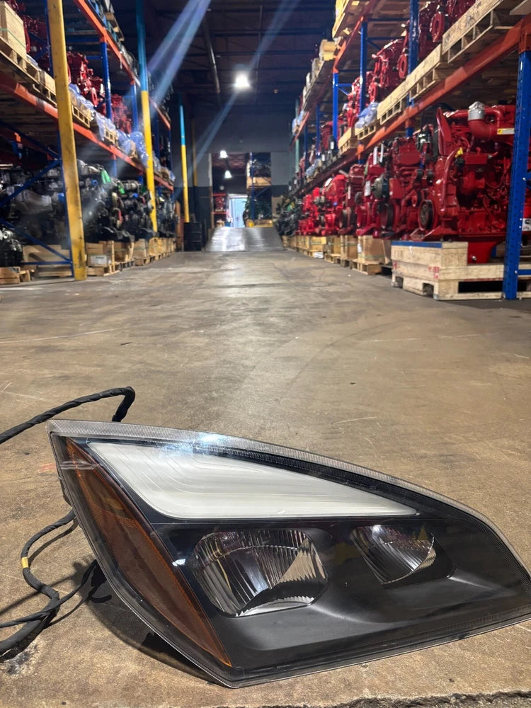 Freightliner OEM RH Headlight Assembly A66-01405-005 A66-01512-005