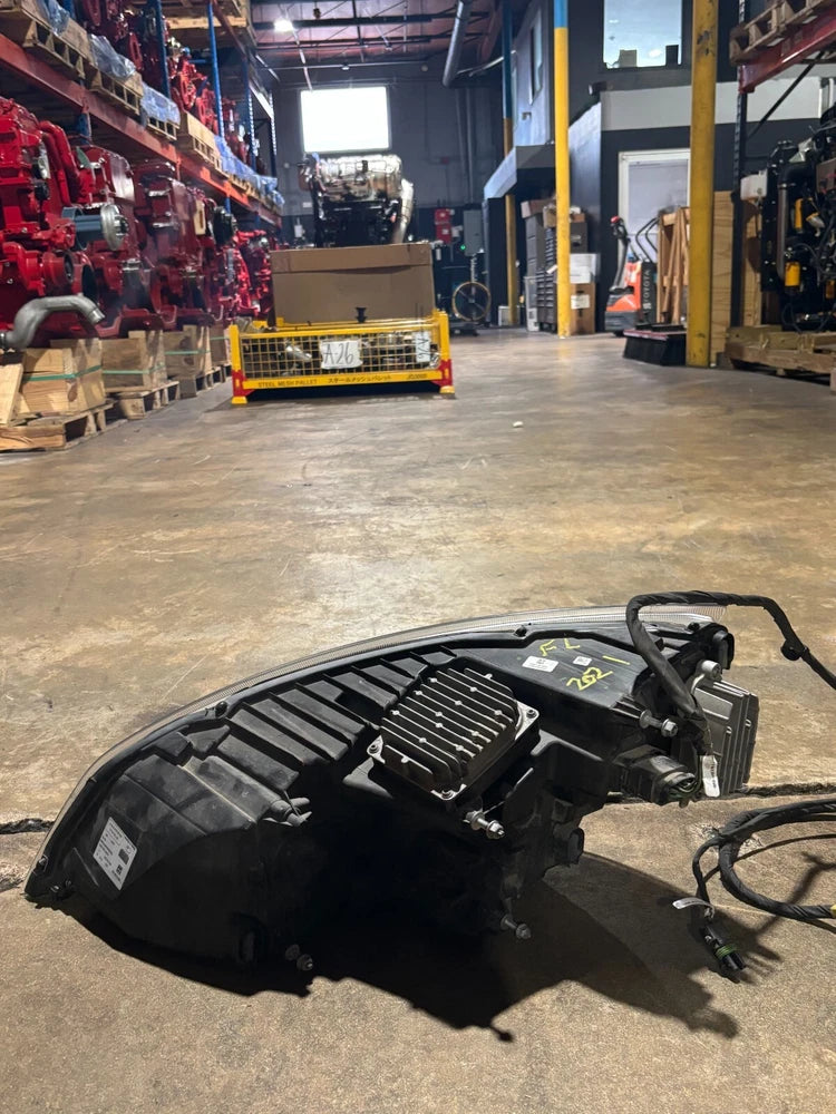 Freightliner OEM RH Headlight Assembly A66-01405-005 A66-01512-005