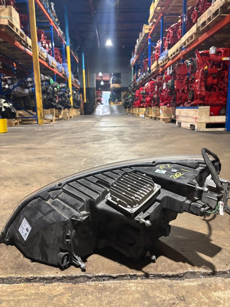 Freightliner OEM RH Headlight Assembly A66-01405-005 A66-01512-005