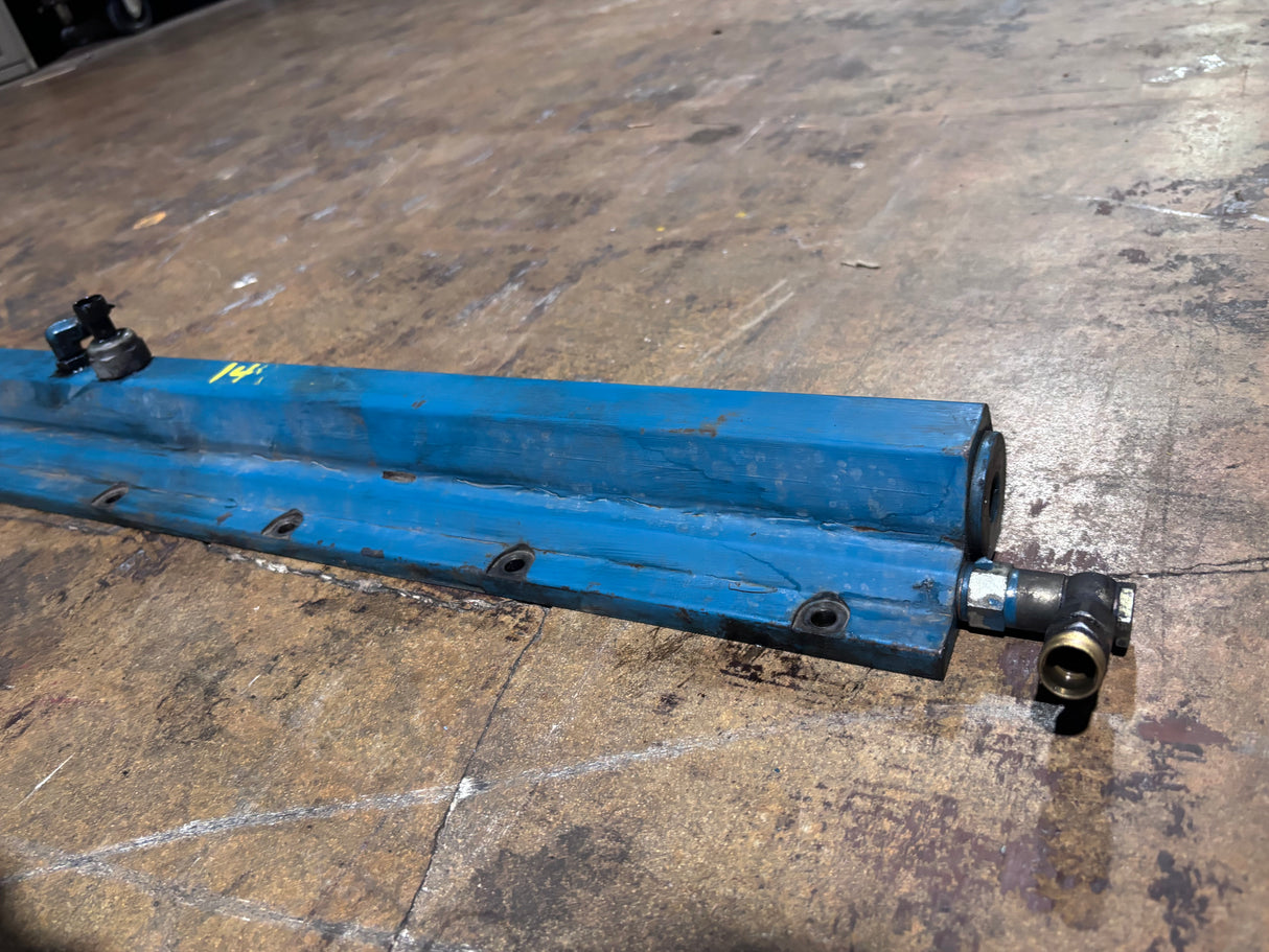 International dt466e diesel engine oil and fuel rail