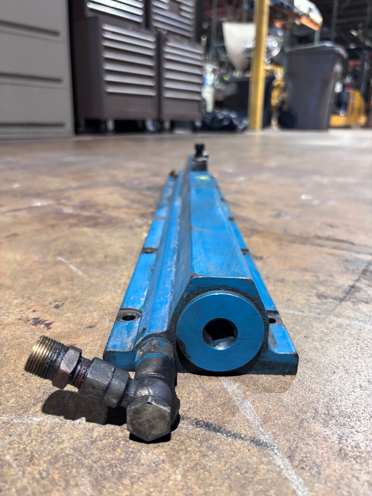 International dt466e diesel engine oil and fuel rail