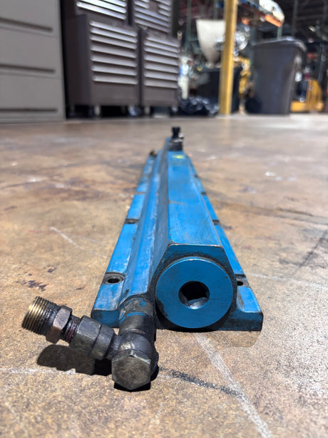 International dt466e diesel engine oil and fuel rail