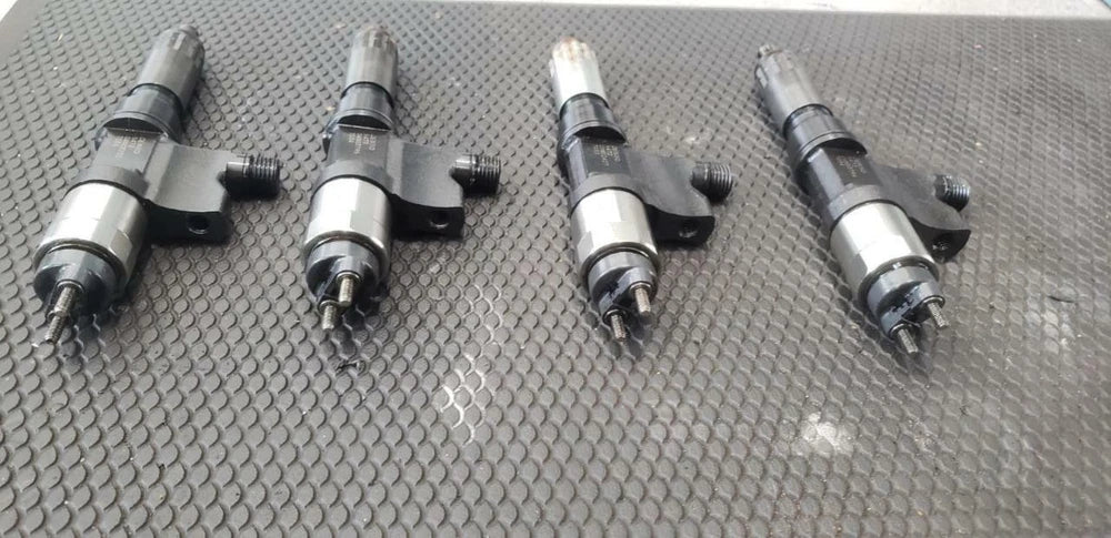 Isuzu 4HK1 OEM Diesel Engine Denso Fuel Injectors 5471 5473 5472 7034 7033 8973297032